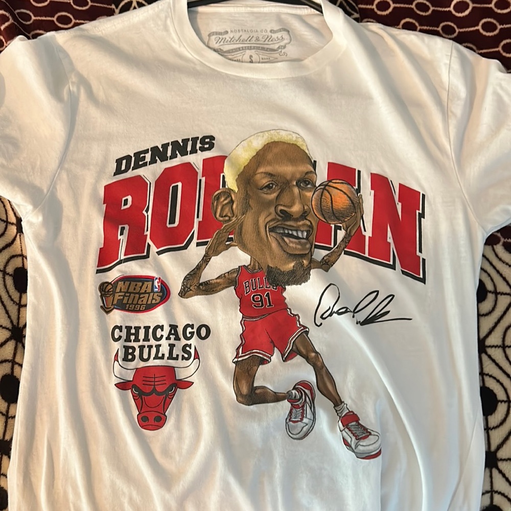Selling a sized small nba shirt , purchased at PacSun . Great condition !